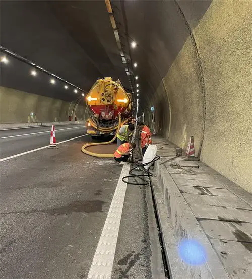 盐源隧道排水渠清淤